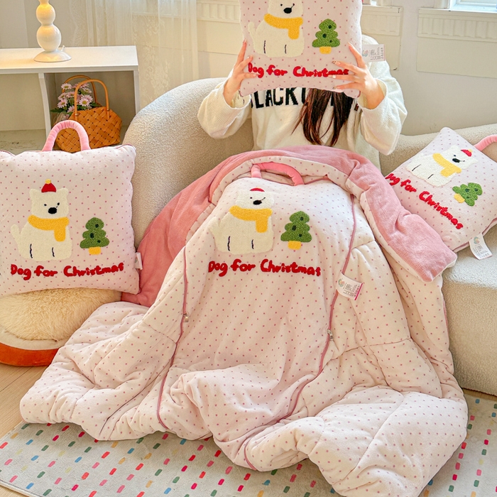 91家纺网 家纺一手货源 找家纺 古本家居 2025新款牛奶绒毛巾绣狗狗熊熊款抱枕被 牛奶绒粉波点小白狗