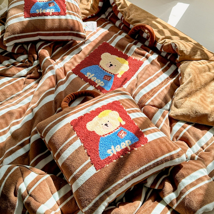 91家纺网 家纺一手货源 找家纺 古本家居 2025新款牛奶绒毛巾绣狗狗熊熊款抱枕被 牛奶绒咖条帽子熊