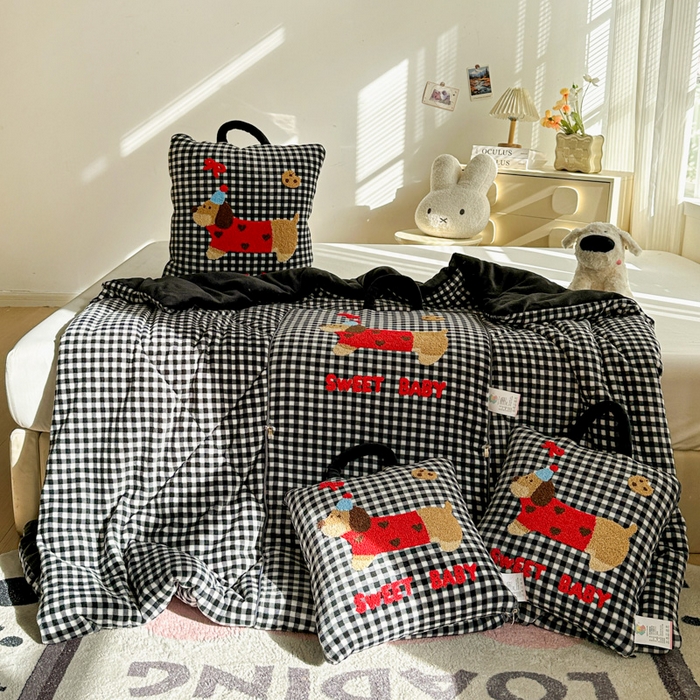 91家纺网 家纺一手货源 找家纺 古本家居 2025新款牛奶绒毛巾绣狗狗熊熊款抱枕被 牛奶绒黑格腊肠狗