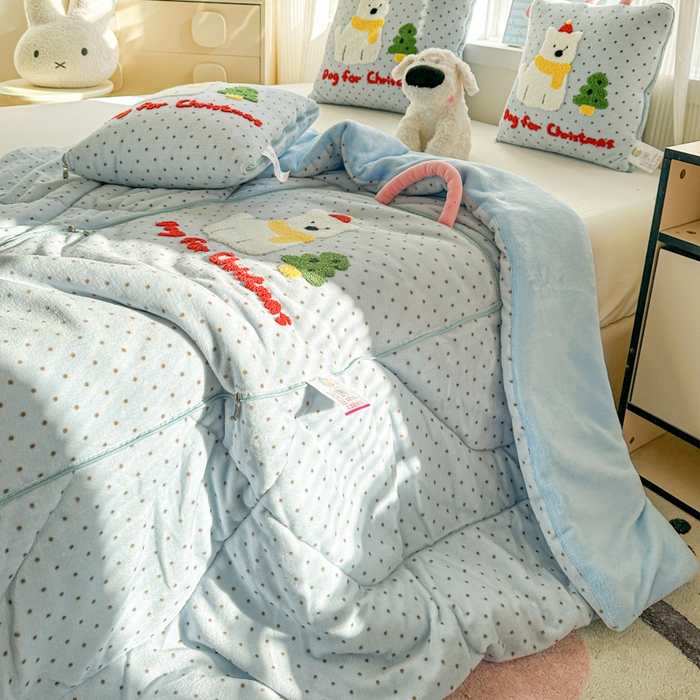 91家纺网 家纺一手货源 找家纺 古本家居 2025新款牛奶绒毛巾绣狗狗熊熊款抱枕被 牛奶绒蓝波点小白狗