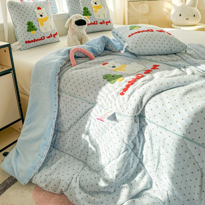 91家纺网 家纺一手货源 找家纺 古本家居 2025新款牛奶绒毛巾绣狗狗熊熊款抱枕被 牛奶绒蓝波点小白狗