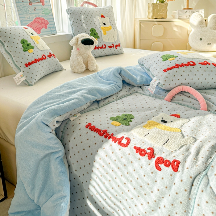 91家纺网 家纺一手货源 找家纺 古本家居 2025新款牛奶绒毛巾绣狗狗熊熊款抱枕被 牛奶绒蓝波点小白狗