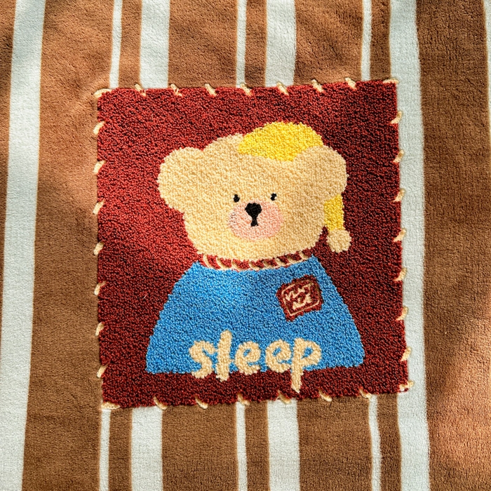 91家纺网 家纺一手货源 找家纺 古本家居 2025新款牛奶绒毛巾绣狗狗熊熊款抱枕被 牛奶绒咖条帽子熊