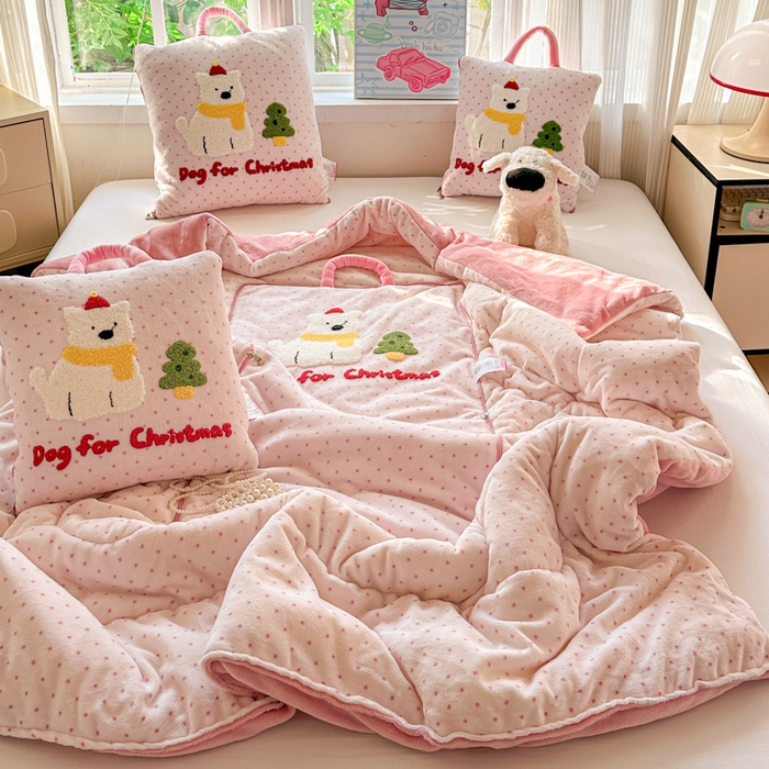 91家纺网 家纺一手货源 找家纺 古本家居 2025新款牛奶绒毛巾绣狗狗熊熊款抱枕被 牛奶绒粉波点小白狗