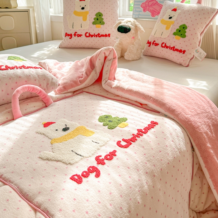 91家纺网 家纺一手货源 找家纺 古本家居 2025新款牛奶绒毛巾绣狗狗熊熊款抱枕被 牛奶绒粉波点小白狗