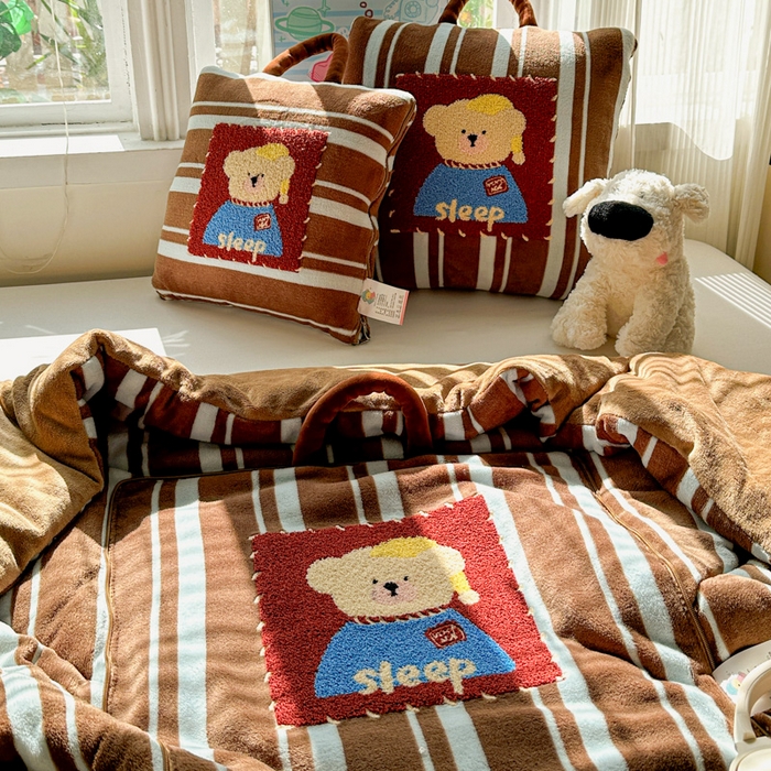 91家纺网 家纺一手货源 找家纺 古本家居 2025新款牛奶绒毛巾绣狗狗熊熊款抱枕被 牛奶绒咖条帽子熊