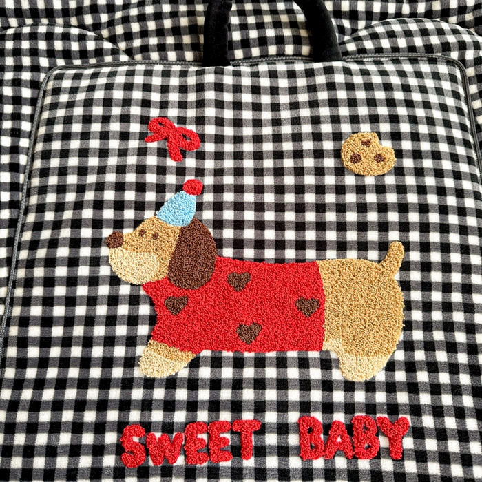 91家纺网 家纺一手货源 找家纺 古本家居 2025新款牛奶绒毛巾绣狗狗熊熊款抱枕被 牛奶绒黑格腊肠狗