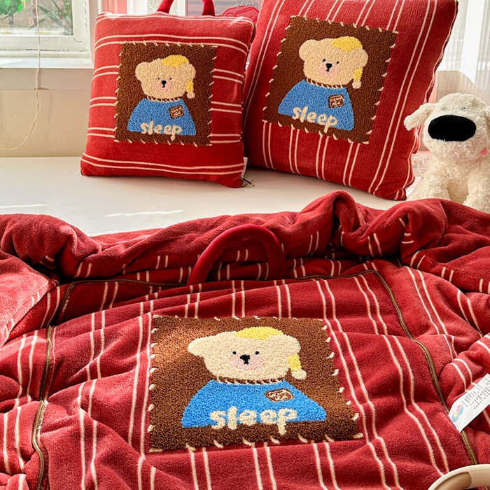 91家纺网 家纺一手货源 找家纺 古本家居 2025新款牛奶绒毛巾绣狗狗熊熊款抱枕被 牛奶绒红条帽子熊