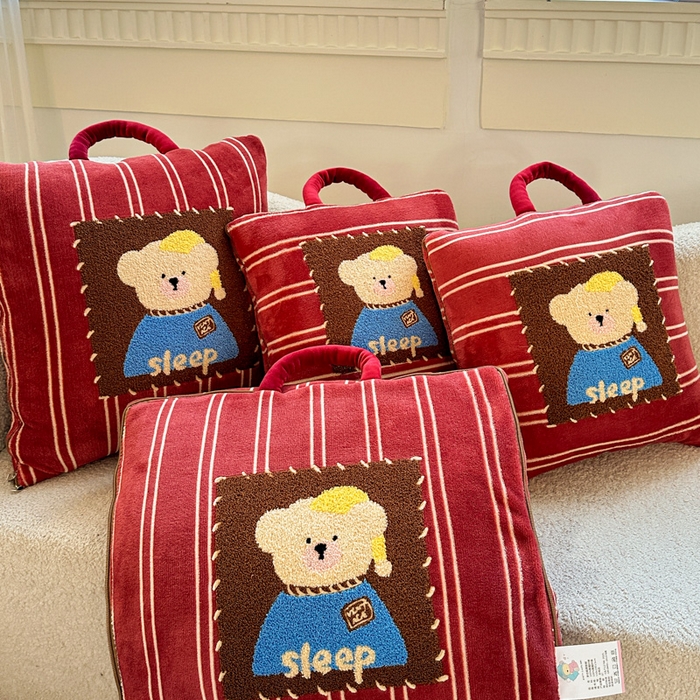 91家纺网 家纺一手货源 找家纺 古本家居 2025新款牛奶绒毛巾绣狗狗熊熊款抱枕被 牛奶绒红条帽子熊