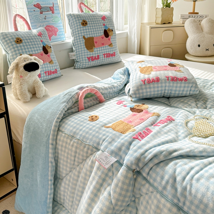 91家纺网 家纺一手货源 找家纺 古本家居 2025新款牛奶绒毛巾绣狗狗熊熊款抱枕被 牛奶绒蓝格腊肠狗