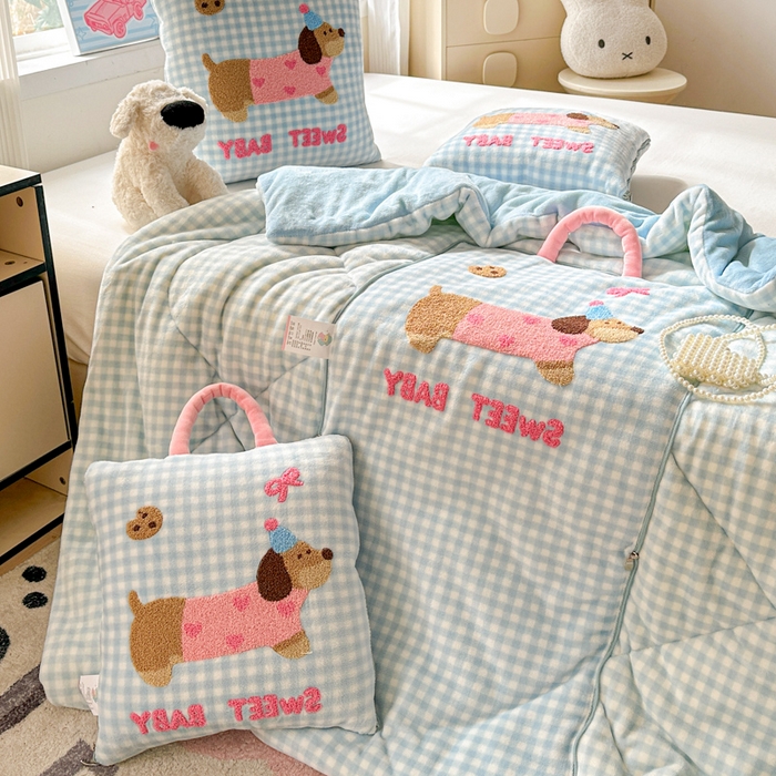 91家纺网 家纺一手货源 找家纺 古本家居 2025新款牛奶绒毛巾绣狗狗熊熊款抱枕被 牛奶绒蓝格腊肠狗