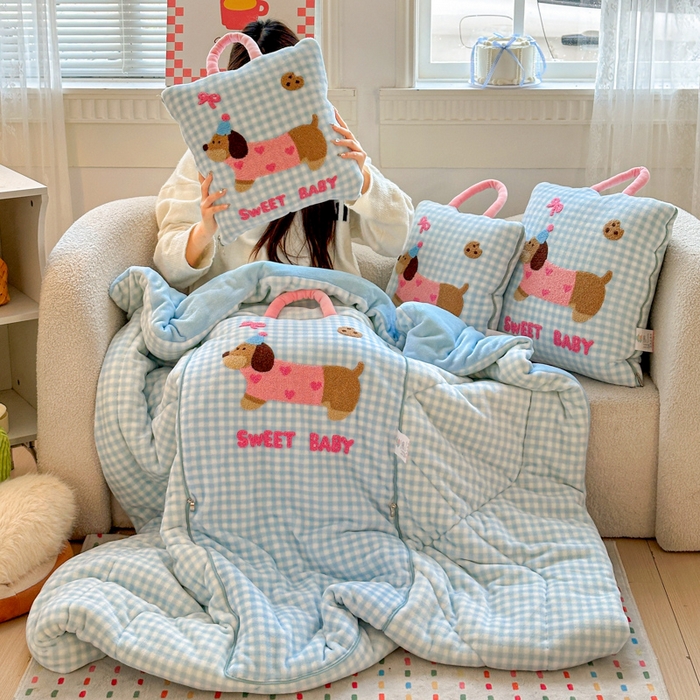 古本家居 2025新款牛奶绒毛巾绣狗狗熊熊款抱枕被 牛奶绒蓝格腊肠狗