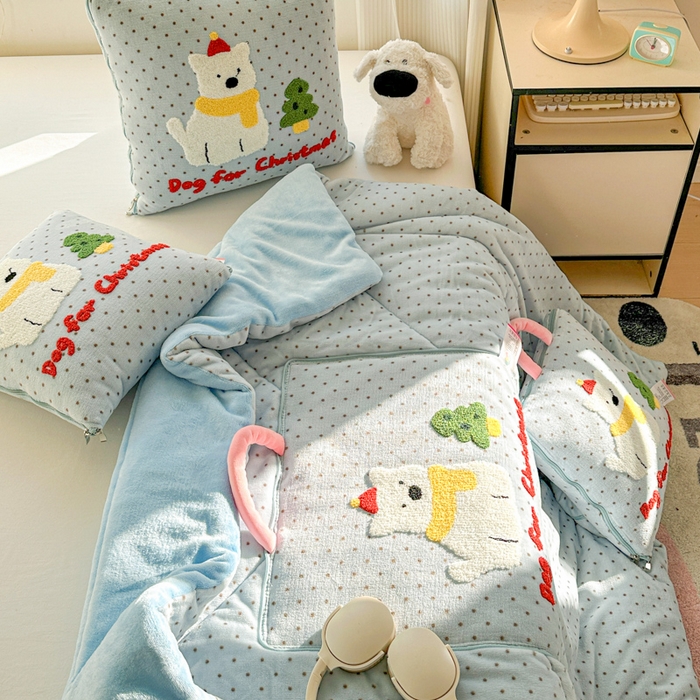 91家纺网 家纺一手货源 找家纺 古本家居 2025新款牛奶绒毛巾绣狗狗熊熊款抱枕被 牛奶绒蓝波点小白狗