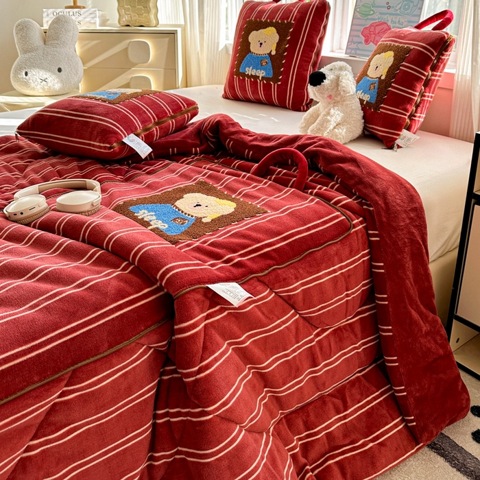 91家纺网 家纺一手货源 找家纺 古本家居 2025新款牛奶绒毛巾绣狗狗熊熊款抱枕被 牛奶绒红条帽子熊