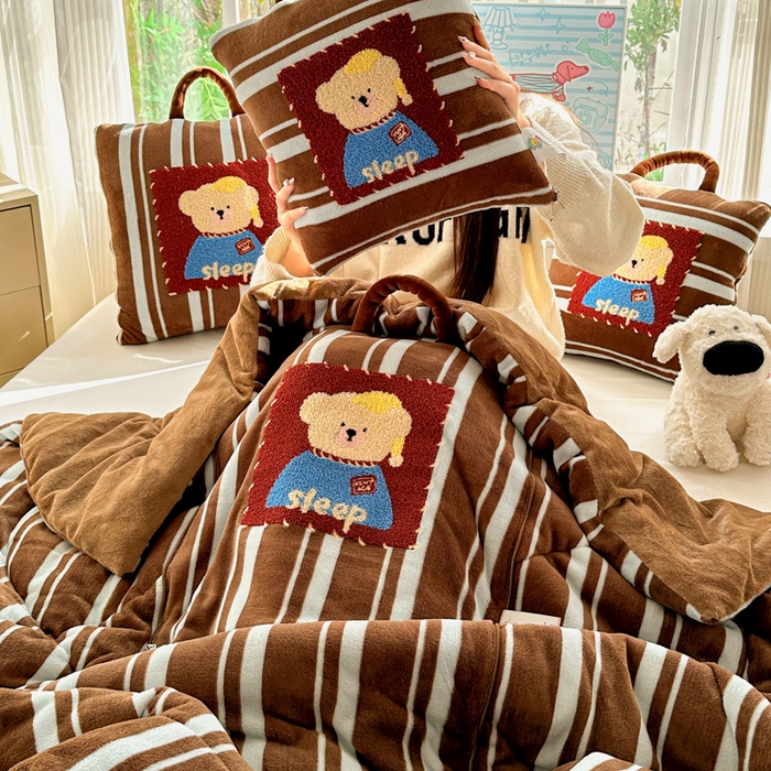 91家纺网 家纺一手货源 找家纺 古本家居 2025新款牛奶绒毛巾绣狗狗熊熊款抱枕被 牛奶绒咖条帽子熊