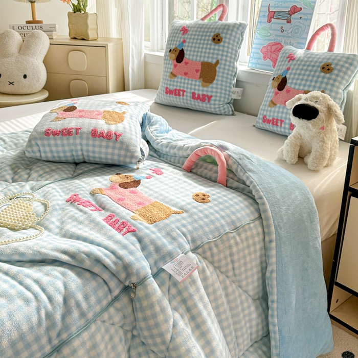 91家纺网 家纺一手货源 找家纺 古本家居 2025新款牛奶绒毛巾绣狗狗熊熊款抱枕被 牛奶绒蓝格腊肠狗