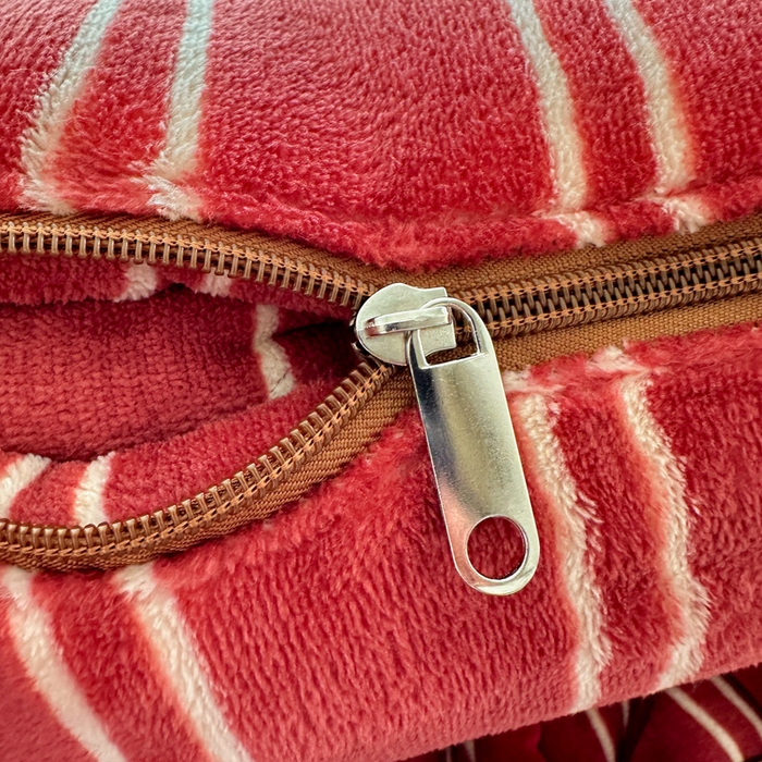 91家纺网 家纺一手货源 找家纺 古本家居 2025新款牛奶绒毛巾绣狗狗熊熊款抱枕被 牛奶绒红条帽子熊