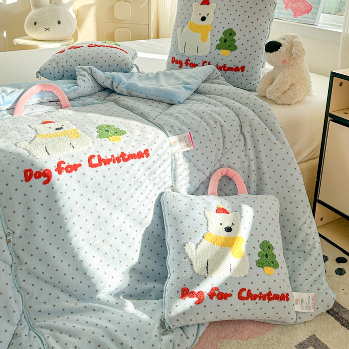 91家纺网 家纺一手货源 找家纺 古本家居 2025新款牛奶绒毛巾绣狗狗熊熊款抱枕被 牛奶绒蓝波点小白狗