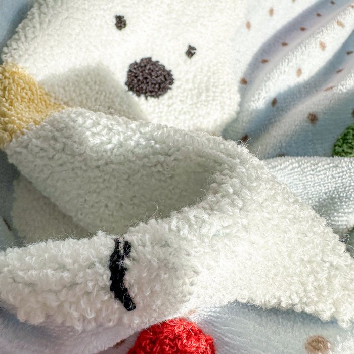 91家纺网 家纺一手货源 找家纺 古本家居 2025新款牛奶绒毛巾绣狗狗熊熊款抱枕被 牛奶绒蓝波点小白狗