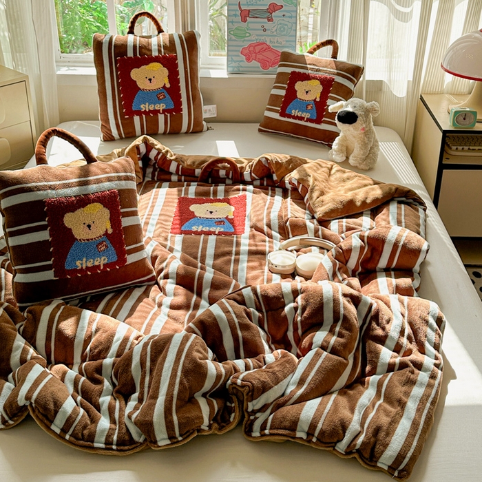 91家纺网 家纺一手货源 找家纺 古本家居 2025新款牛奶绒毛巾绣狗狗熊熊款抱枕被 牛奶绒咖条帽子熊