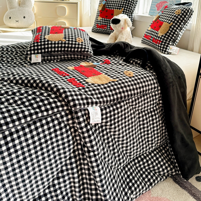 91家纺网 家纺一手货源 找家纺 古本家居 2025新款牛奶绒毛巾绣狗狗熊熊款抱枕被 牛奶绒黑格腊肠狗