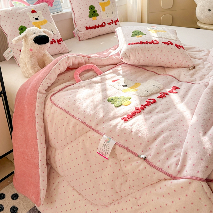 91家纺网 家纺一手货源 找家纺 古本家居 2025新款牛奶绒毛巾绣狗狗熊熊款抱枕被 牛奶绒粉波点小白狗