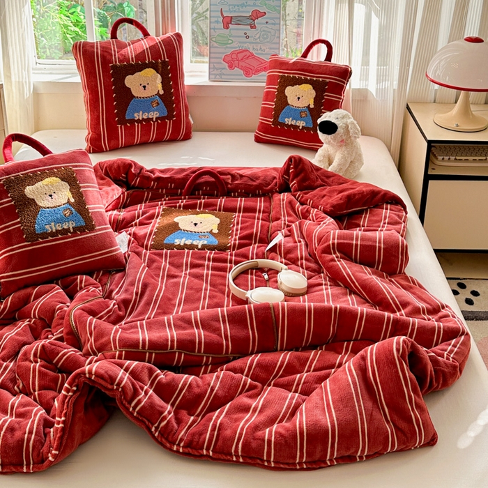 91家纺网 家纺一手货源 找家纺 古本家居 2025新款牛奶绒毛巾绣狗狗熊熊款抱枕被 牛奶绒红条帽子熊