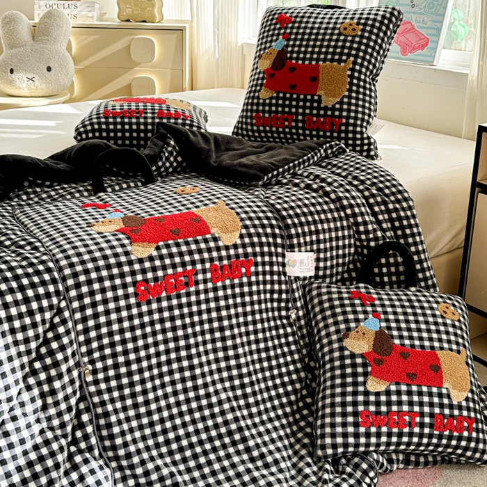 91家纺网 家纺一手货源 找家纺 古本家居 2025新款牛奶绒毛巾绣狗狗熊熊款抱枕被 牛奶绒黑格腊肠狗