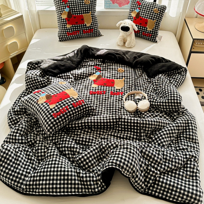 91家纺网 家纺一手货源 找家纺 古本家居 2025新款牛奶绒毛巾绣狗狗熊熊款抱枕被 牛奶绒黑格腊肠狗