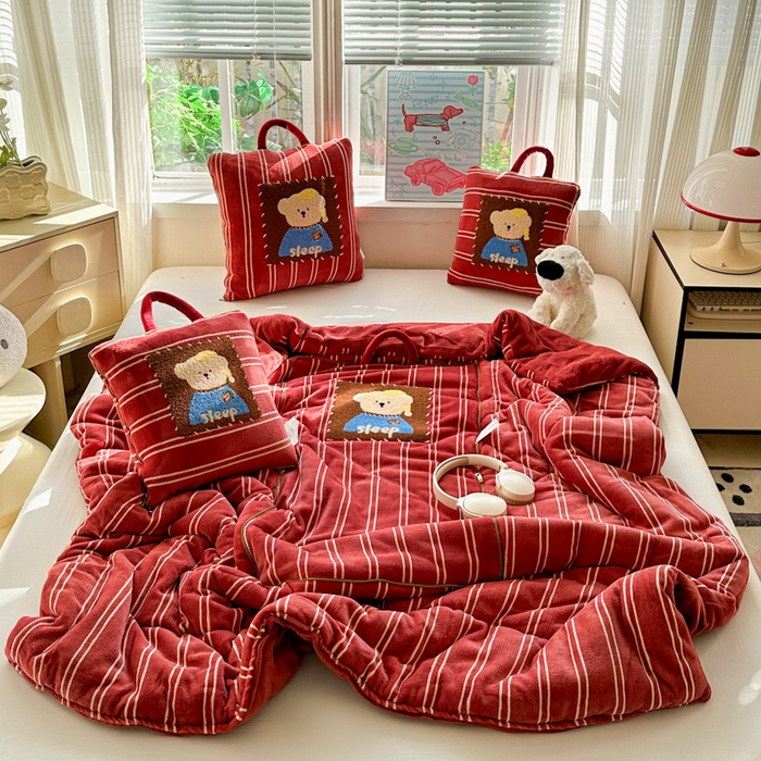 91家纺网 家纺一手货源 找家纺 古本家居 2025新款牛奶绒毛巾绣狗狗熊熊款抱枕被 牛奶绒红条帽子熊