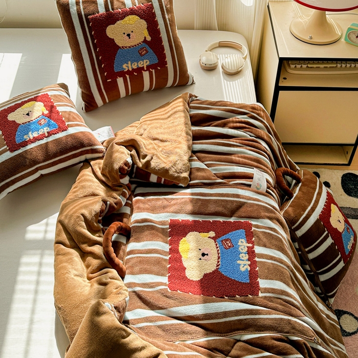 91家纺网 家纺一手货源 找家纺 古本家居 2025新款牛奶绒毛巾绣狗狗熊熊款抱枕被 牛奶绒咖条帽子熊