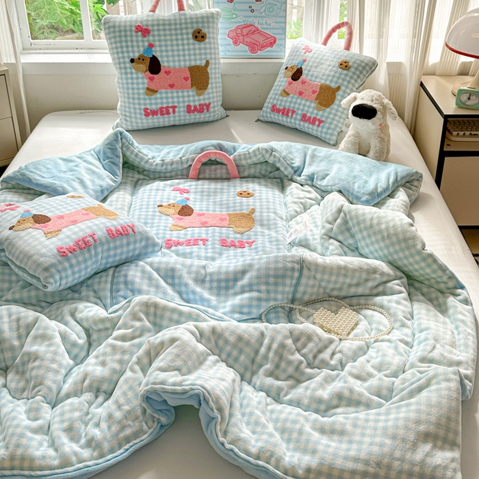 91家纺网 家纺一手货源 找家纺 古本家居 2025新款牛奶绒毛巾绣狗狗熊熊款抱枕被 牛奶绒蓝格腊肠狗