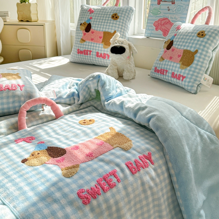 91家纺网 家纺一手货源 找家纺 古本家居 2025新款牛奶绒毛巾绣狗狗熊熊款抱枕被 牛奶绒蓝格腊肠狗