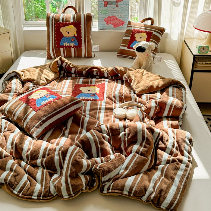 91家纺网 家纺一手货源 找家纺 古本家居 2025新款牛奶绒毛巾绣狗狗熊熊款抱枕被 牛奶绒咖条帽子熊