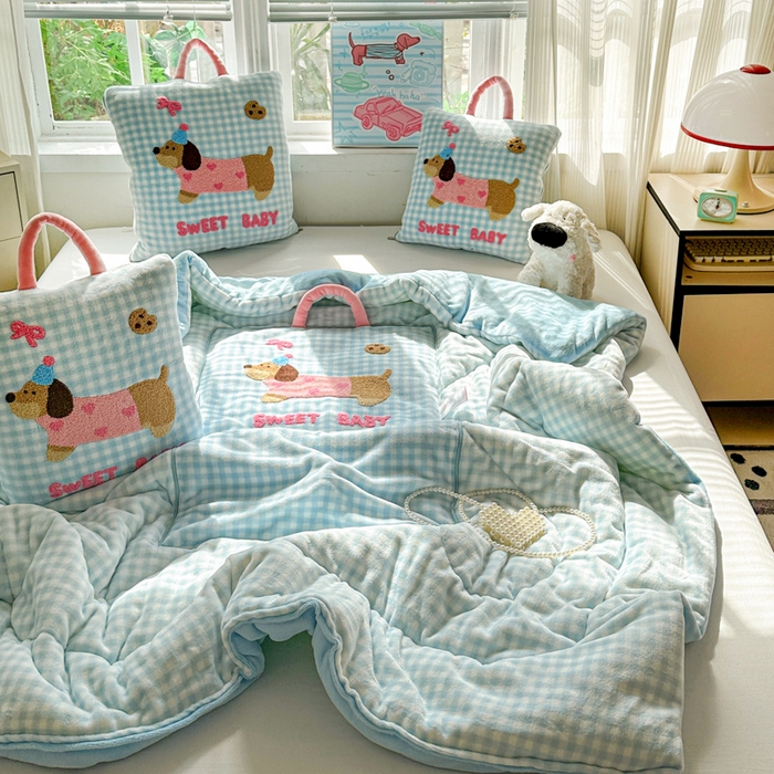 91家纺网 家纺一手货源 找家纺 古本家居 2025新款牛奶绒毛巾绣狗狗熊熊款抱枕被 牛奶绒蓝格腊肠狗