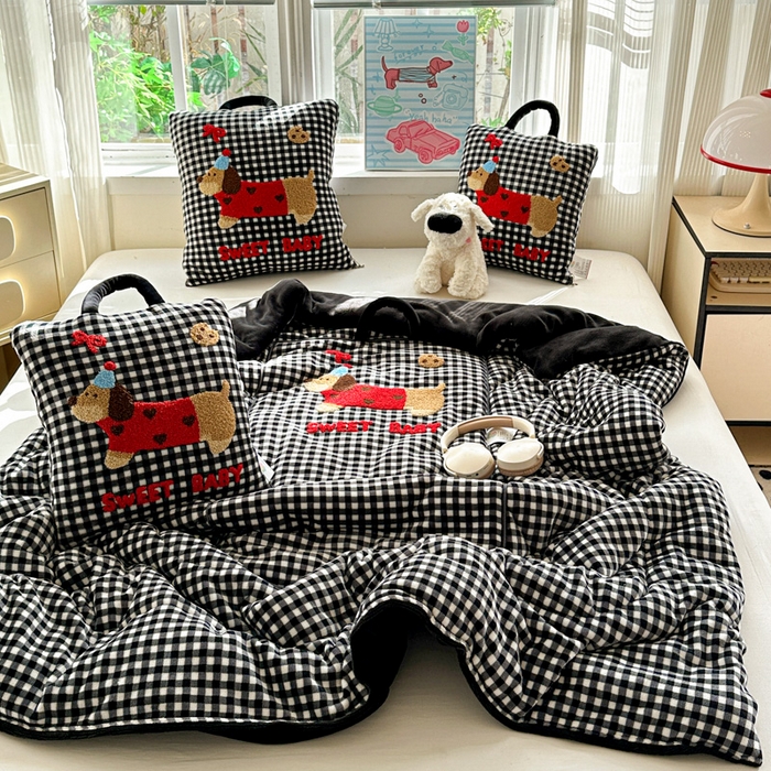 91家纺网 家纺一手货源 找家纺 古本家居 2025新款牛奶绒毛巾绣狗狗熊熊款抱枕被 牛奶绒黑格腊肠狗