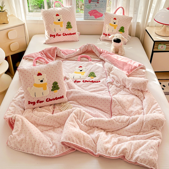 91家纺网 家纺一手货源 找家纺 古本家居 2025新款牛奶绒毛巾绣狗狗熊熊款抱枕被 牛奶绒粉波点小白狗