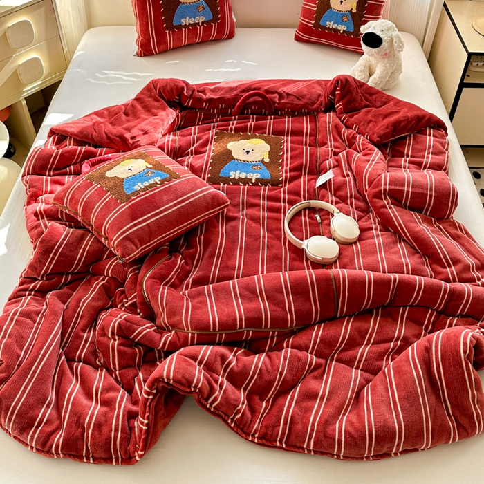 91家纺网 家纺一手货源 找家纺 古本家居 2025新款牛奶绒毛巾绣狗狗熊熊款抱枕被 牛奶绒红条帽子熊