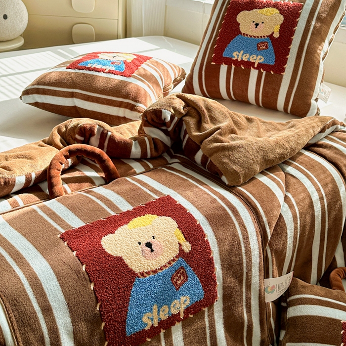 91家纺网 家纺一手货源 找家纺 古本家居 2025新款牛奶绒毛巾绣狗狗熊熊款抱枕被 牛奶绒咖条帽子熊