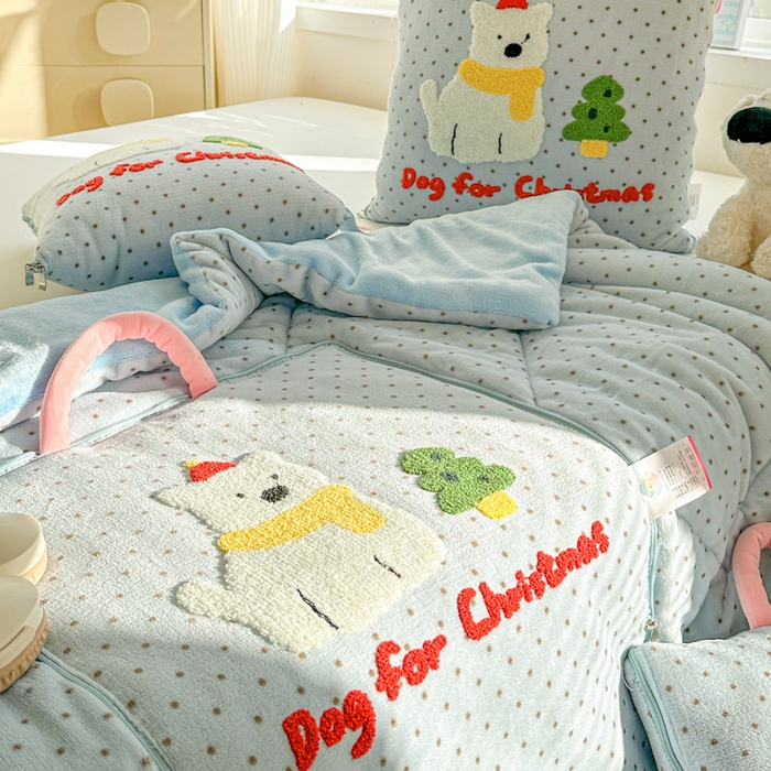 91家纺网 家纺一手货源 找家纺 古本家居 2025新款牛奶绒毛巾绣狗狗熊熊款抱枕被 牛奶绒蓝波点小白狗