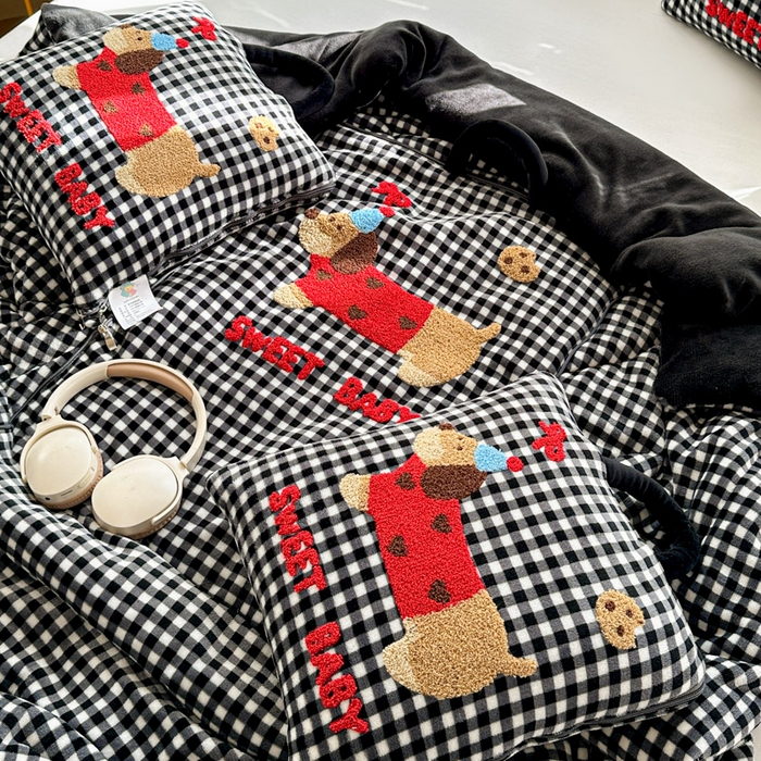 91家纺网 家纺一手货源 找家纺 古本家居 2025新款牛奶绒毛巾绣狗狗熊熊款抱枕被 牛奶绒黑格腊肠狗