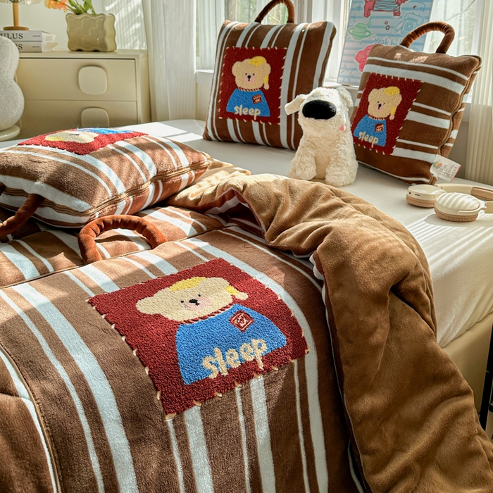 91家纺网 家纺一手货源 找家纺 古本家居 2025新款牛奶绒毛巾绣狗狗熊熊款抱枕被 牛奶绒咖条帽子熊