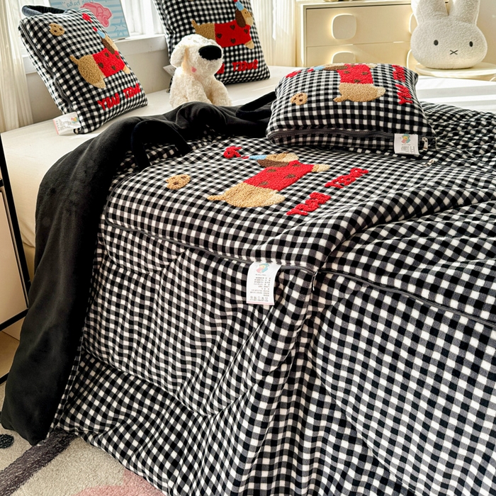 91家纺网 家纺一手货源 找家纺 古本家居 2025新款牛奶绒毛巾绣狗狗熊熊款抱枕被 牛奶绒黑格腊肠狗