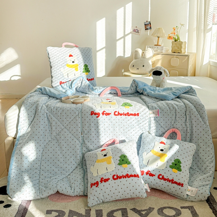 91家纺网 家纺一手货源 找家纺 古本家居 2025新款牛奶绒毛巾绣狗狗熊熊款抱枕被 牛奶绒蓝波点小白狗