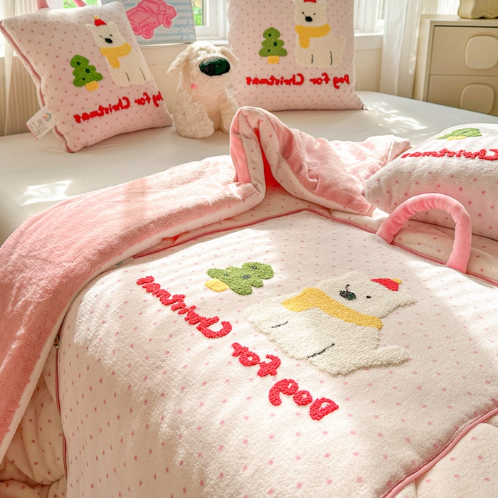 91家纺网 家纺一手货源 找家纺 古本家居 2025新款牛奶绒毛巾绣狗狗熊熊款抱枕被 牛奶绒粉波点小白狗