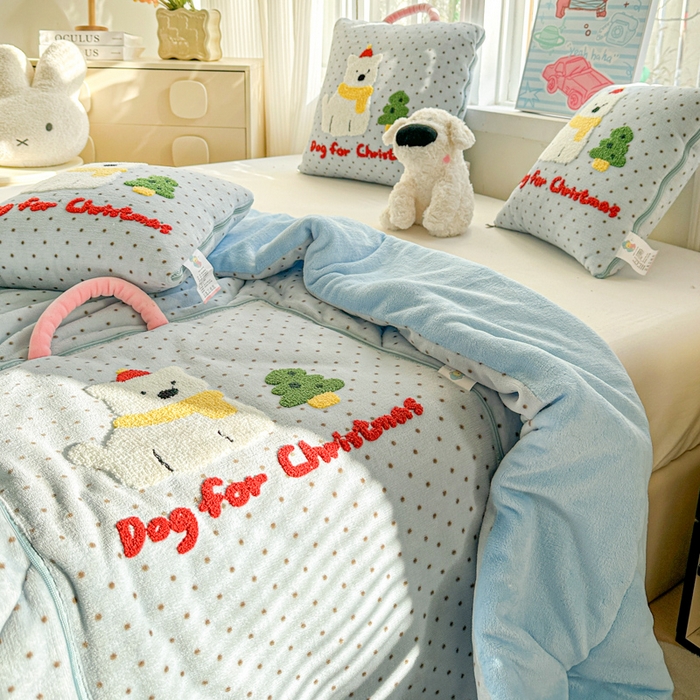 91家纺网 家纺一手货源 找家纺 古本家居 2025新款牛奶绒毛巾绣狗狗熊熊款抱枕被 牛奶绒蓝波点小白狗