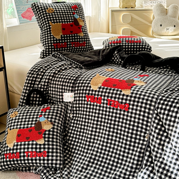 91家纺网 家纺一手货源 找家纺 古本家居 2025新款牛奶绒毛巾绣狗狗熊熊款抱枕被 牛奶绒黑格腊肠狗