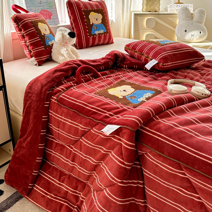 91家纺网 家纺一手货源 找家纺 古本家居 2025新款牛奶绒毛巾绣狗狗熊熊款抱枕被 牛奶绒红条帽子熊