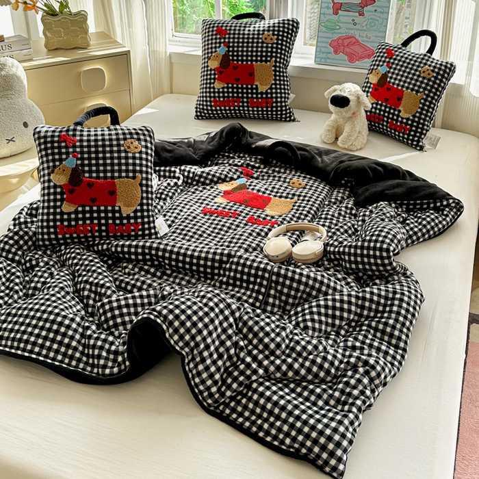 91家纺网 家纺一手货源 找家纺 古本家居 2025新款牛奶绒毛巾绣狗狗熊熊款抱枕被 牛奶绒黑格腊肠狗