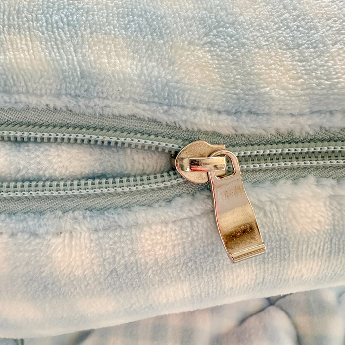 91家纺网 家纺一手货源 找家纺 古本家居 2025新款牛奶绒毛巾绣狗狗熊熊款抱枕被 牛奶绒蓝格腊肠狗